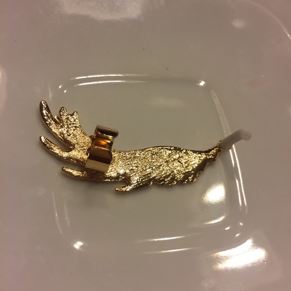 ⭐️ Awesome Single Metallic Wing Ear Cuff ⭐️ - Picture 5 of 8
